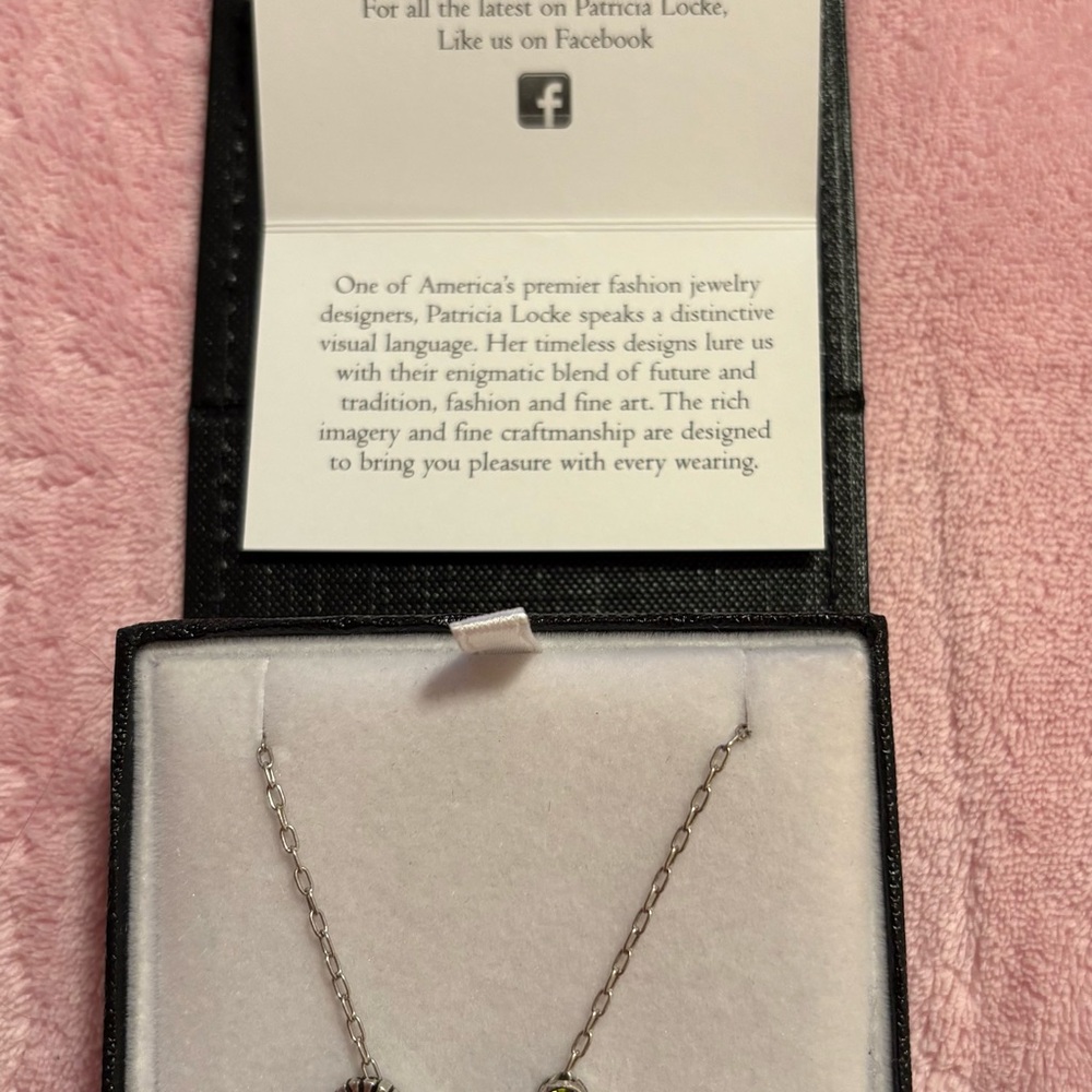 Elegant Silver Necklace with Dainty Pendant
